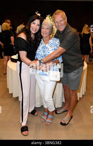 Alexandra Polzin mit Mutter Regina Polzin und Ehemann Gerhard Leinauer BEI der Thomas Sabo Elyndra Kollektionspräsentation auf der Berlin Fashion week S/S 2026 im Hotel de Rome. Berlin, 02.07.2025 *** Alexandra Polzin avec sa mère Regina Polzin et son mari Gerhard Leinauer lors de la présentation de la collection Thomas Sabo Elyndra à la Fashion week de Berlin S S 2026 à l'Hôtel de Rome Berlin, 02 07 2025 Foto :XF.xKernx/xFuturexImagex sabo 5731 Banque D'Images