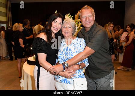 Alexandra Polzin mit Mutter Regina Polzin und Ehemann Gerhard Leinauer BEI der Thomas Sabo Elyndra Kollektionspräsentation auf der Berlin Fashion week S/S 2026 im Hotel de Rome. Berlin, 02.07.2025 *** Alexandra Polzin avec sa mère Regina Polzin et son mari Gerhard Leinauer lors de la présentation de la collection Thomas Sabo Elyndra à la Fashion week de Berlin S S 2026 à l'Hôtel de Rome Berlin, 02 07 2025 Foto :XF.xKernx/xFuturexImagex sabo 5732 Banque D'Images