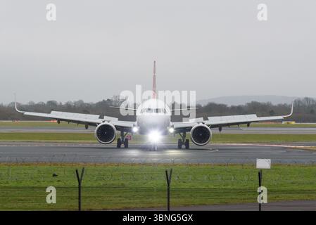 Air Portugal Airbus A320 NEO lors d'une journée sombre à l'aéroport de Manchester Banque D'Images