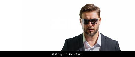 Bel homme d'âge moyen en costume isolé sur fond de studio. Gros plan bel homme d'affaires confiant en costume d'affaires Banque D'Images