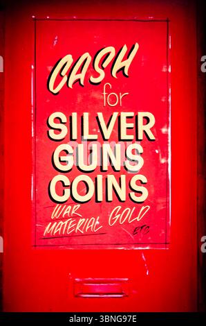 Vintage rouge peint signe de magasin de pion publicité pour l'or, l'argent, les armes, les pièces de monnaie, les matériaux de guerre Banque D'Images