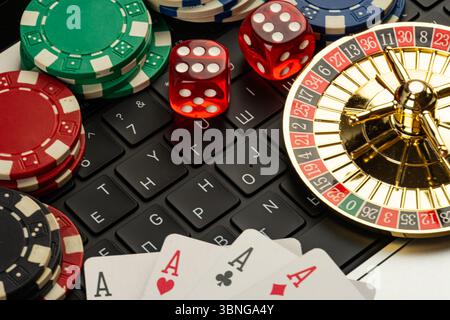 Une photo montrant la culture du jeu, mettant en vedette des icônes de casino comme jouer au poker de cartes, au blackjack, aux jetons, aux roues de roulette et aux dés sur un pari t Banque D'Images