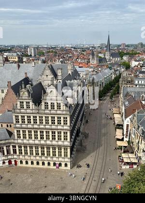 Vue panoramique sur le toit des salles de guilde historiques de Gand et de la rue Graslei bordée de tramways depuis l’intérieur du beffroi de Gand (Het Belfort van Gent), Belgique. Banque D'Images
