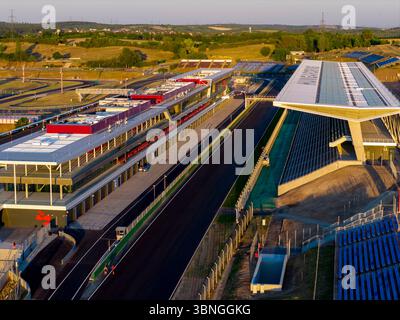 Nouvelles photos sur le Hungaroring. Il s'agit du circuit officiel hongrois de F1. Thème principal nouveau bâtiment Padock et tribune qui sont construits en 2025 Banque D'Images