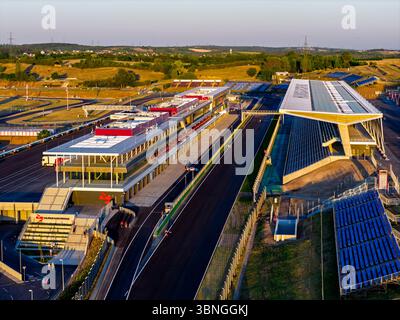 Nouvelles photos sur le Hungaroring. Il s'agit du circuit officiel hongrois de F1. Thème principal nouveau bâtiment Padock et tribune qui sont construits en 2025 Banque D'Images