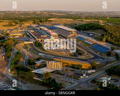 Nouvelles photos sur le Hungaroring. Il s'agit du circuit officiel hongrois de F1. Thème principal nouveau bâtiment Padock et tribune qui sont construits en 2025 Banque D'Images