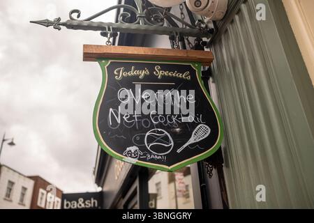 WIMBLEDON, LONDRES- 2 juillet 2025 : décorations de tennis et personnes dans la rue principale de Wimbledon Village pendant les championnats de Wimbledon 2025. Banque D'Images
