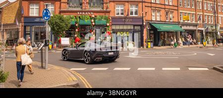 WIMBLEDON, LONDRES- 2 juillet 2025 : décorations de tennis et personnes dans la rue principale de Wimbledon Village pendant les championnats de Wimbledon 2025. Banque D'Images