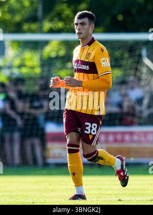 HENGELO, PAYS-BAS - 1er JUILLET : le joueur de Motherwell Lennon Miller regarde pendant le match amical de pré-saison entre le FC Twente et le Motherwell FC le 1er juillet 2025 à Hengelo, pays-Bas. (Photo de René Nijhuis) Banque D'Images
