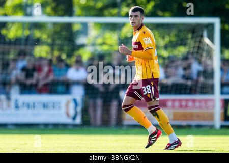 HENGELO, PAYS-BAS - 1er JUILLET : le joueur de Motherwell Lennon Miller regarde pendant le match amical de pré-saison entre le FC Twente et le Motherwell FC le 1er juillet 2025 à Hengelo, pays-Bas. (Photo de René Nijhuis) Banque D'Images