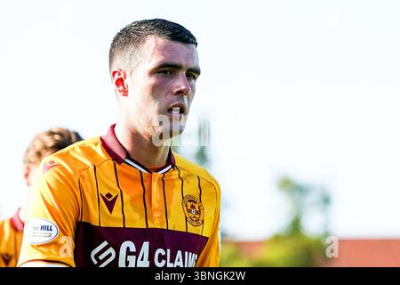 HENGELO, PAYS-BAS - 1er JUILLET : le joueur de Motherwell Lennon Miller regarde pendant le match amical de pré-saison entre le FC Twente et le Motherwell FC le 1er juillet 2025 à Hengelo, pays-Bas. (Photo de René Nijhuis) Banque D'Images