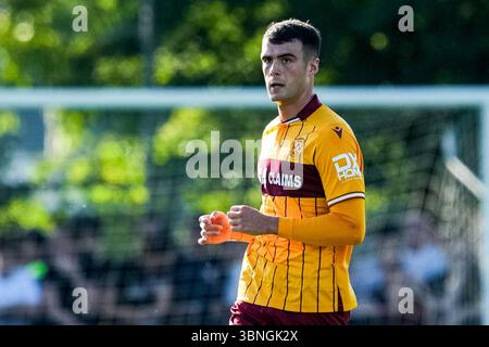 HENGELO, PAYS-BAS - 1er JUILLET : le joueur de Motherwell Lennon Miller regarde pendant le match amical de pré-saison entre le FC Twente et le Motherwell FC le 1er juillet 2025 à Hengelo, pays-Bas. (Photo de René Nijhuis) Banque D'Images