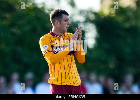 HENGELO, PAYS-BAS - 1er JUILLET : le joueur de Motherwell Lennon Miller applaudit lors du match amical de pré-saison entre le FC Twente et le Motherwell FC le 1er juillet 2025 à Hengelo, pays-Bas. (Photo de René Nijhuis) Banque D'Images