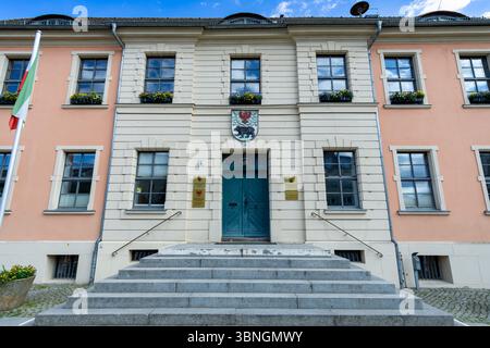 Entrée principale de l'hôtel de ville et du bureau de l'état civil de Bernau près de Berlin, avec panneaux officiels et armoiries visibles. Banque D'Images