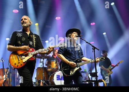 Wolfgang NIEDECKEN, BAP, musicien, guitariste, chanteur, fondateur du groupe de rock allemand Li : Ulrich Rode (guitariste). BAP, live, concert, scène, Festival de Tollwood le 2 juillet 2025 Banque D'Images