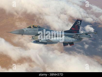 Le lieutenant Col. Charles Brantigan, commandant du 416e escadron d'essais en vol, pilote un F-16C Fighting Falcon au-dessus de la base aérienne d'Edwards, Calif, octobre 28, 2024. Banque D'Images