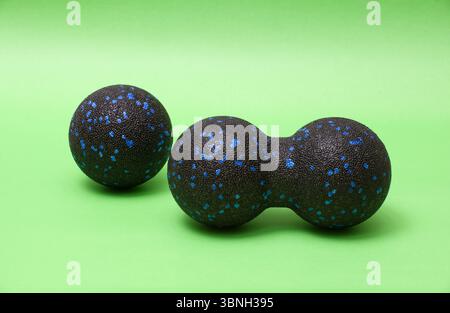 Boules de massage noires Spiky sur un fond vert à utiliser pour la libération myofascial et la thérapie de point de déclenchement Banque D'Images