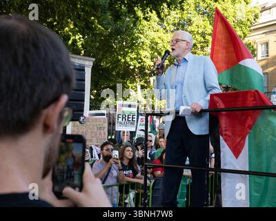 Londres, Westminster, 2 juillet 2025. Alors que le député vote massivement pour interdire l'action palestinienne et risque de criminaliser les manifestations légitimes, Jeremy Corbyn, député d'Islington Nord, s'adresse à environ 1 000 personnes rassemblées à Downing Street pour exprimer leur colère contre l'interdiction. Crédit : Leo Bild/Alamy Live News Banque D'Images