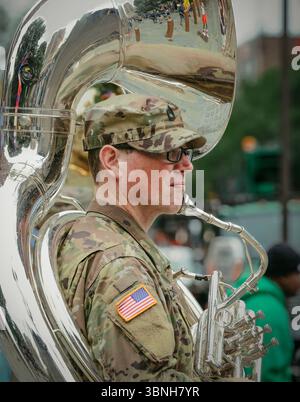 Des soldats de l'armée américaine se sont rassemblés dans le défilé Red, White, Blue To-Do dans le quartier historique de Philadelphie, Pennsylvanie, États-Unis le 2 juillet 2025 Banque D'Images