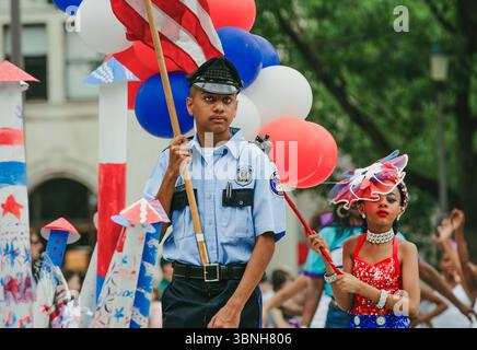 Défilé rouge, blanc et bleu à faire à Philadelphie, Pennsylvanie, États-Unis, le 2 juillet 2025, avec des drapeaux américains en arrière-plan. Banque D'Images
