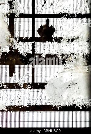 Une personne est vue en silhouette, peut-être dans une piscine, avec des éclaboussures d'eau autour d'eux. L'image a un motif en forme de grille recouvrant la scène. Banque D'Images