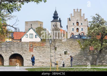 Vue du mur de la vieille ville depuis les jardins d'Almedalen, Visby, région de Gotland (Gotlands Kommun), Royaume de Suède Banque D'Images