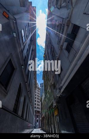 Vue de dessous des gratte-ciel dans la vieille ville de Sao Paulo, Brésil Banque D'Images