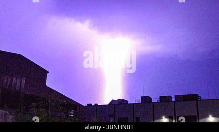 Unwetter mit gewaltigem Blitz-Spektakel über Baden-Württemberg : Blitzintensif Gewitterzelle zieht in der Nacht über den Raum Karlsruhe - Blitze zucken am Nachthimmel - gewaltige Blitzeinschläge gefolgt von Starkregen und Sturmböen in der Nacht auf Donnerstag zog eine blitzintensive Gewitterfront über den Raum Bruchsal im Landkreis Karlshe und Landkreis karlsrug und für. Zahlreiche Blitzeinschläge, begleitet von lautem Donnergrollen, unterbrachen die nächtliche Ruhe. DAS Unwetter Ging mit einem kurzen, aber kräftigen Starkregen einher, der die zuvor noch hochsommerli Banque D'Images