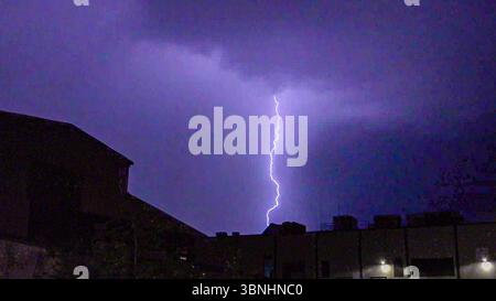Unwetter mit gewaltigem Blitz-Spektakel über Baden-Württemberg : Blitzintensif Gewitterzelle zieht in der Nacht über den Raum Karlsruhe - Blitze zucken am Nachthimmel - gewaltige Blitzeinschläge gefolgt von Starkregen und Sturmböen in der Nacht auf Donnerstag zog eine blitzintensive Gewitterfront über den Raum Bruchsal im Landkreis Karlshe und Landkreis karlsrug und für. Zahlreiche Blitzeinschläge, begleitet von lautem Donnergrollen, unterbrachen die nächtliche Ruhe. DAS Unwetter Ging mit einem kurzen, aber kräftigen Starkregen einher, der die zuvor noch hochsommerli Banque D'Images