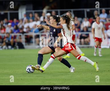 Washington DC, États-Unis. 2 juillet 2025. Milieu de terrain de l'USWNT (17) Sam Coffey et milieu de terrain de l'équipe nationale féminine du Canada (7) Julia Grosso se bat pour le ballon lors d'un match de soccer amical international dans l'Allstate Continental Clasico entre l'équipe nationale féminine des États-Unis et l'équipe nationale féminine du Canada à Audi Field à Washington DC Justin Cooper/CSM/Alamy Live News Banque D'Images