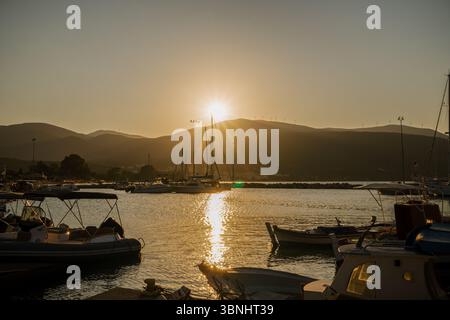 Bateaux de pêche à Sami, Céphalonie au coucher du soleil Banque D'Images