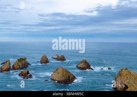 Nugget point Rocks et scène océanique derrière le phare de Nugget point, la région de Catlins, la côte d'Otago, Île du Sud, Nouvelle-Zélande Banque D'Images