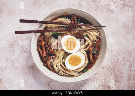 Nouilles de sarrasin soba aux champignons shimeji, avec oeuf dur, oignon vert, graines de sésame, maison, sans personnes Banque D'Images