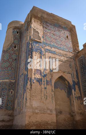Vue détaillée de la façade carrelée, pelage. Sur les ruines de l'été d'Amir Timur, le palais Ak-Saray à Shahrisabz, Ouzbékistan. Banque D'Images