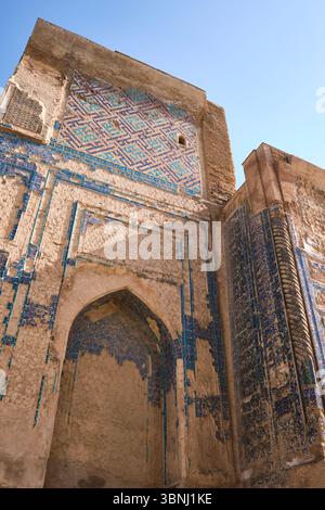 Vue détaillée de la façade carrelée, pelage. Sur les ruines de l'été d'Amir Timur, le palais Ak-Saray à Shahrisabz, Ouzbékistan. Banque D'Images