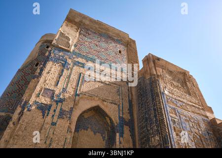Vue détaillée de la façade carrelée, pelage. Sur les ruines de l'été d'Amir Timur, le palais Ak-Saray à Shahrisabz, Ouzbékistan. Banque D'Images