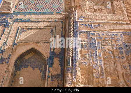 Vue détaillée de la façade carrelée, pelage. Sur les ruines de l'été d'Amir Timur, le palais Ak-Saray à Shahrisabz, Ouzbékistan. Banque D'Images