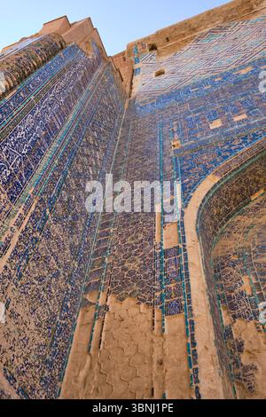 Vue détaillée de la façade carrelée, pelage. Sur les ruines de l'été d'Amir Timur, le palais Ak-Saray à Shahrisabz, Ouzbékistan. Banque D'Images