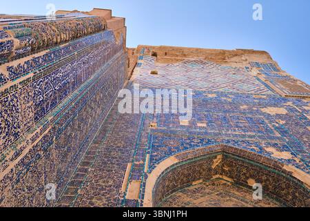Vue détaillée de la façade carrelée, pelage. Sur les ruines de l'été d'Amir Timur, le palais Ak-Saray à Shahrisabz, Ouzbékistan. Banque D'Images