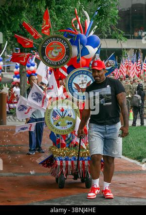 Défilé rouge, blanc et bleu à faire à Philadelphie, Pennsylvanie, États-Unis, le 2 juillet 2025, avec des drapeaux américains en arrière-plan. Banque D'Images