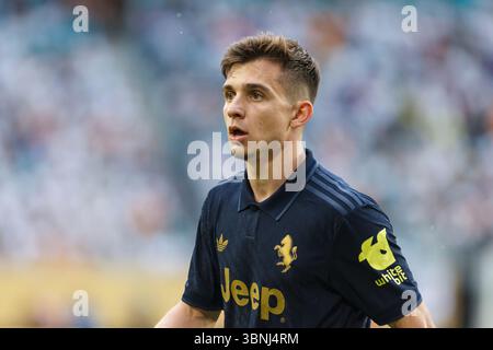 Miami, Floride - 1er juillet : Francisco Conceicao de la Juventus en action lors d'une manche de 16 matchs de la Coupe du monde des clubs de la FIFA 2025 Real Madrid CF contre Juventus FC AT Banque D'Images