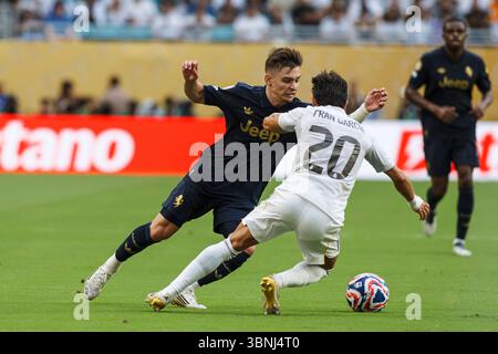 Miami, Floride - 1er juillet : Francisco Conceicao de la Juventus et Fran Garcia du Real Madrid en action lors d'une manche de 16 matchs de la Coupe du monde des clubs de la FIFA 2025 Banque D'Images