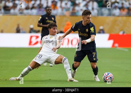 Miami, Floride - 1er juillet : Francisco Conceicao de la Juventus et Fran Garcia du Real Madrid en action lors d'une manche de 16 matchs de la Coupe du monde des clubs de la FIFA 2025 Banque D'Images