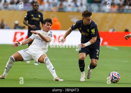 Miami, Floride - 1er juillet : Francisco Conceicao de la Juventus et Fran Garcia du Real Madrid en action lors d'une manche de 16 matchs de la Coupe du monde des clubs de la FIFA 2025 Banque D'Images