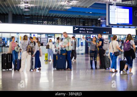 Langenhagen, Allemagne. 03 juillet 2025. Passagers en attente à l'aéroport de Hanovre-Langenhagen en début de matinée. Aujourd'hui, 3 juillet 2025, marque le début des vacances d'été en basse-Saxe et Brême. Crédit : Moritz Frankenberg/dpa/Alamy Live News Banque D'Images