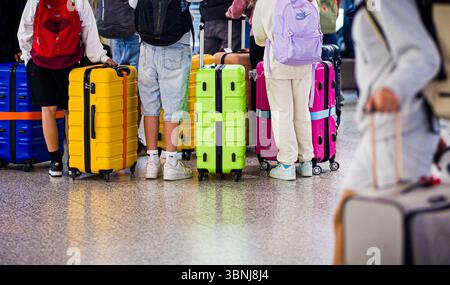 Langenhagen, Allemagne. 03 juillet 2025. Passagers en attente à l'aéroport de Hanovre-Langenhagen en début de matinée. Aujourd'hui, 3 juillet 2025, marque le début des vacances d'été en basse-Saxe et Brême. Crédit : Moritz Frankenberg/dpa/Alamy Live News Banque D'Images