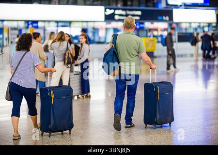 Langenhagen, Allemagne. 03 juillet 2025. Les passagers traversent l'aéroport de Hanovre-Langenhagen tôt le matin. Aujourd'hui, 3 juillet 2025, marque le début des vacances d'été en basse-Saxe et Brême. Crédit : Moritz Frankenberg/dpa/Alamy Live News Banque D'Images