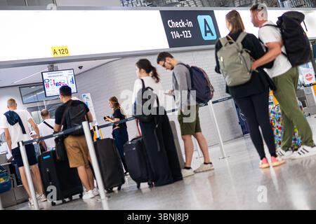 Langenhagen, Allemagne. 03 juillet 2025. Passagers en attente à l'aéroport de Hanovre-Langenhagen en début de matinée. Aujourd'hui, 3 juillet 2025, marque le début des vacances d'été en basse-Saxe et Brême. Crédit : Moritz Frankenberg/dpa/Alamy Live News Banque D'Images