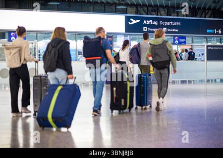 Langenhagen, Allemagne. 03 juillet 2025. Les passagers traversent l'aéroport de Hanovre-Langenhagen tôt le matin. Aujourd'hui, 3 juillet 2025, marque le début des vacances d'été en basse-Saxe et Brême. Crédit : Moritz Frankenberg/dpa/Alamy Live News Banque D'Images