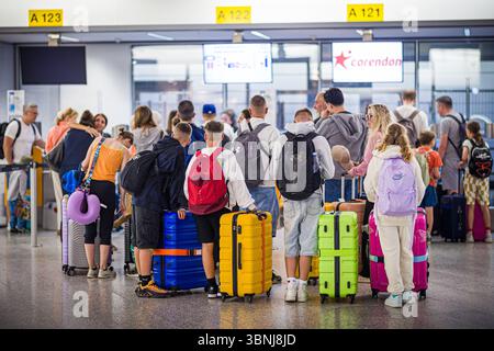 Langenhagen, Allemagne. 03 juillet 2025. Passagers en attente à l'aéroport de Hanovre-Langenhagen en début de matinée. Aujourd'hui, 3 juillet 2025, marque le début des vacances d'été en basse-Saxe et Brême. Crédit : Moritz Frankenberg/dpa/Alamy Live News Banque D'Images